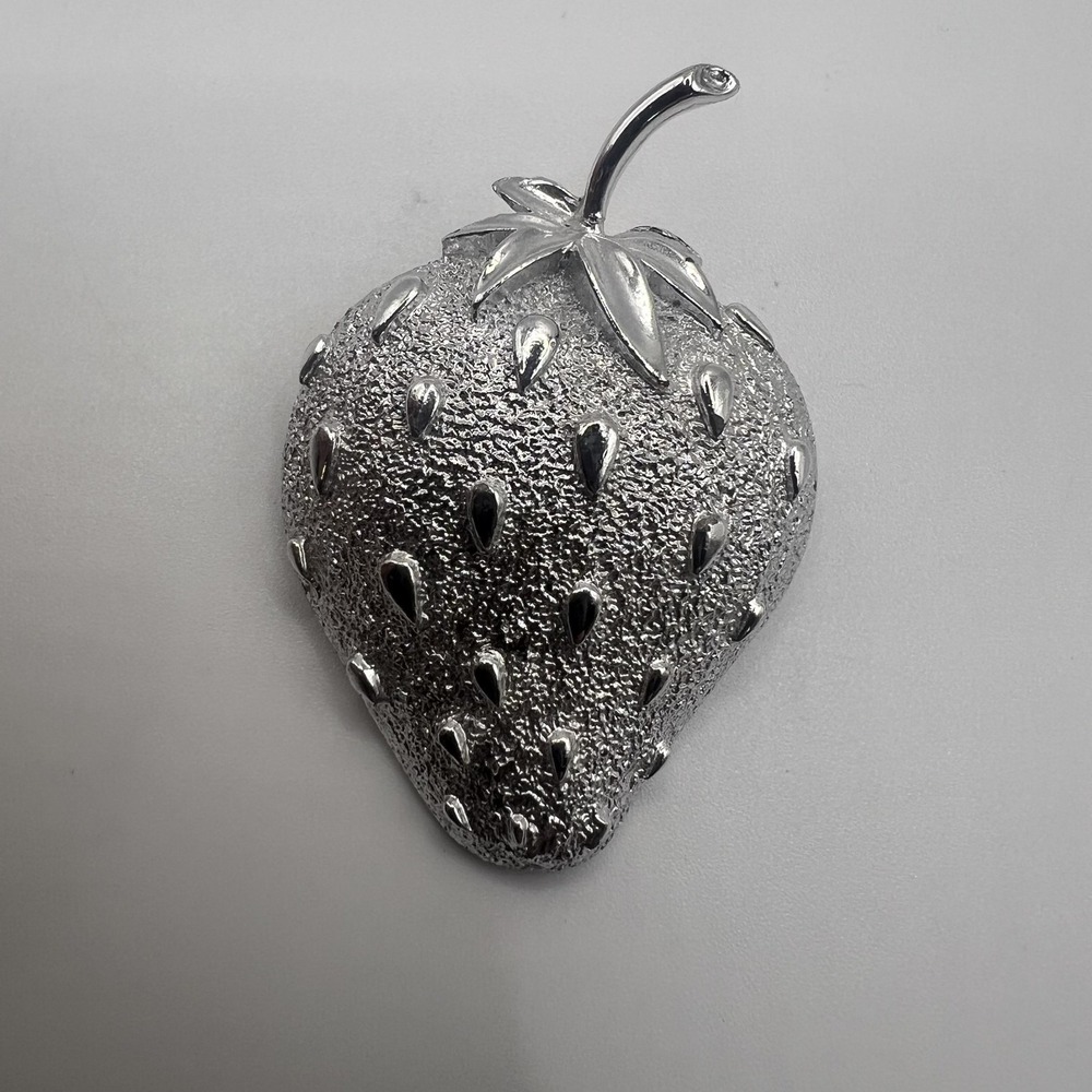 Sarah Coventry Strawberry Brooch‎ Silver Tone Textured Pin Vintage Fruit Jewelry